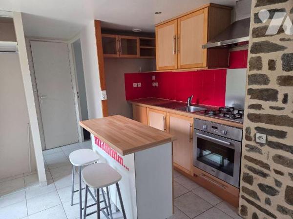 MAYENNE- ST MARTIN, maison d'habitation couverte en ardoises naturelles et édifiée en pierres s...