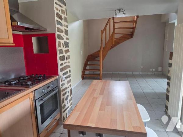 MAYENNE- ST MARTIN, maison d'habitation couverte en ardoises naturelles et édifiée en pierres s...