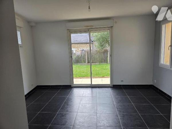 MAYENNE- ST MARTIN, maison d'habitation couverte en ardoises naturelles et édifiée en pierres s...