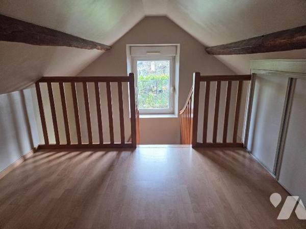 MAYENNE- ST MARTIN, maison d'habitation couverte en ardoises naturelles et édifiée en pierres s...