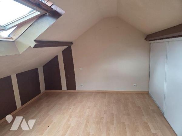 MAYENNE- ST MARTIN, maison d'habitation couverte en ardoises naturelles et édifiée en pierres s...