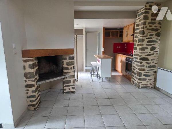 MAYENNE- ST MARTIN, maison d'habitation couverte en ardoises naturelles et édifiée en pierres s...