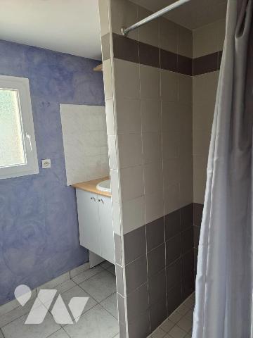 MAYENNE- ST MARTIN, maison d'habitation couverte en ardoises naturelles et édifiée en pierres s...