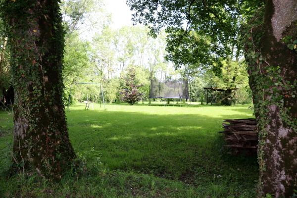 Environnement particulièrement calme avec une magnifique vue dégagée à CURCIAT DONGALON – 181 m² habitables sur 6970 m² de terrain.