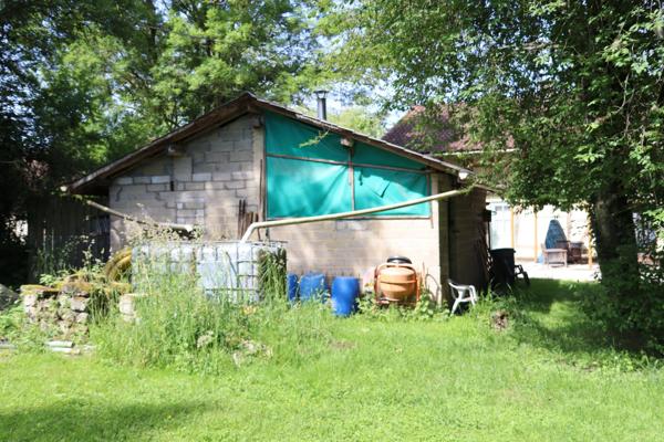 Environnement particulièrement calme avec une magnifique vue dégagée à CURCIAT DONGALON – 181 m² habitables sur 6970 m² de terrain.