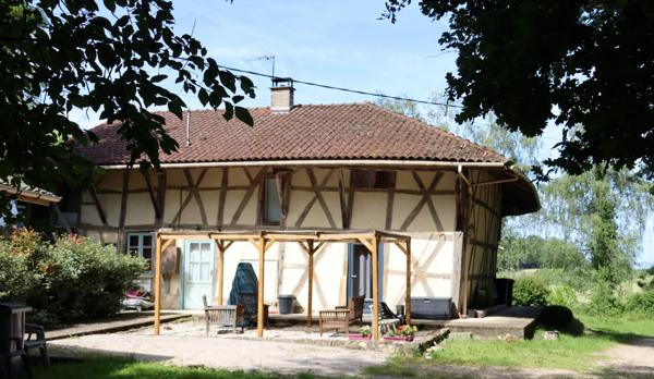 Environnement particulièrement calme avec une magnifique vue dégagée à CURCIAT DONGALON – 181 m² habitables sur 6970 m² de terrain.