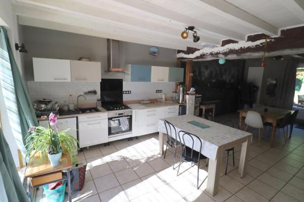 Environnement particulièrement calme avec une magnifique vue dégagée à CURCIAT DONGALON – 181 m² habitables sur 6970 m² de terrain.