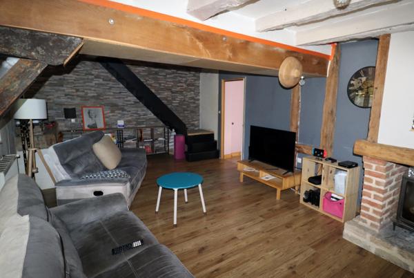 Environnement particulièrement calme avec une magnifique vue dégagée à CURCIAT DONGALON – 181 m² habitables sur 6970 m² de terrain.