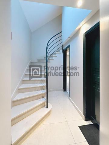 Appartement 1 chambre et grand garage fermé