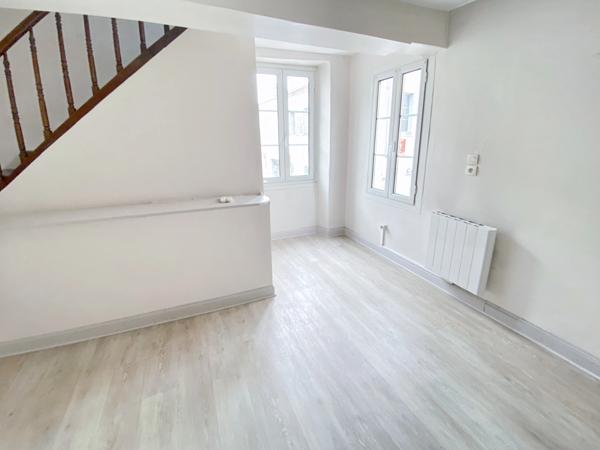Dpt Landes (40), à vendre AIRE SUR L'ADOUR immeuble d'angle de 43 m² habitables