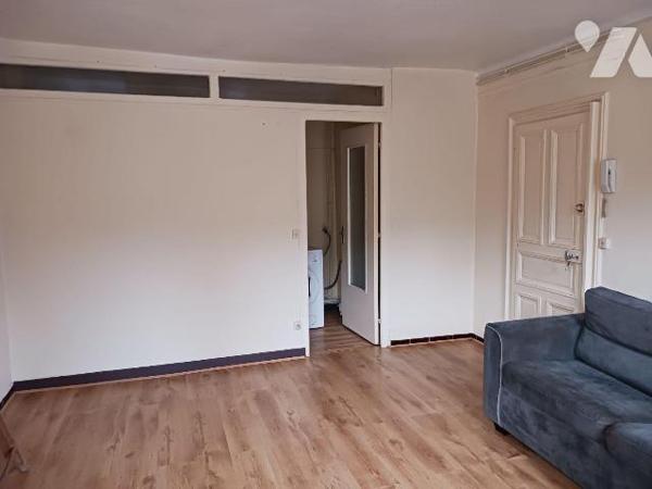 A VENDRE, Un appartement situé au centre ville de BAR SUR SEINE, au 2ème étage d'une petite cop...
