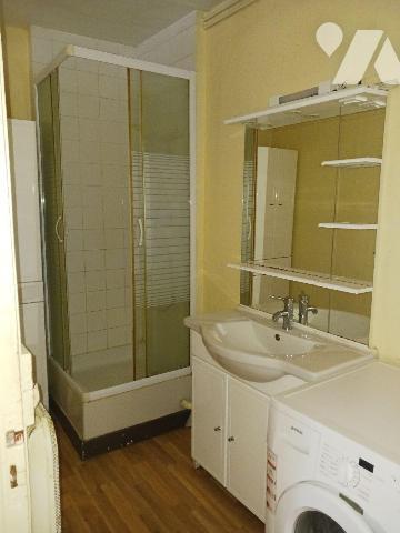 A VENDRE, Un appartement situé au centre ville de BAR SUR SEINE, au 2ème étage d'une petite cop...