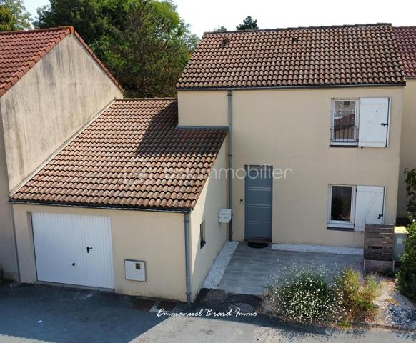 Située au fond d'une impasse, maison d’habitation mitoyenne avec jardin, à seulement 2 minutes des facultés de Poitiers, proche tous commerces et services, construite en 1984, offrant 85 m² de surface habitables, sur un terrain de 212 m², et un garage attenant.

Elle se compose de :

3 chambres, dont une située au rez-de-chaussée ;
une cuisine indépendante aménagée et équipée, récente, un salon lumineux, 2 salles d'eau, 2 WC indépendants, et un garage attenant.

Côté confort, la maison bénéficie d’un chauffage électrique, d’un ballon d’eau chaude de 200 litres récent et de menuiseries en PVC double vitrage, terrasse et jardin.

Plusieurs éléments ont été récemment rénovés ou remplacés : cuisine, porte d’entrée et porte de garage.

Une maison fonctionnelle et bien entretenue, idéale pour une famille, un premier achat, un investissement avec l’avantage d’une chambre en rez-de-chaussée, d’un garage attenant, et d'un jardin.