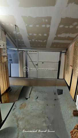 Située au fond d'une impasse, maison d’habitation mitoyenne avec jardin, à seulement 2 minutes des facultés de Poitiers, proche tous commerces et services, construite en 1984, offrant 85 m² de surface habitables, sur un terrain de 212 m², et un garage attenant.

Elle se compose de :

3 chambres, dont une située au rez-de-chaussée ;
une cuisine indépendante aménagée et équipée, récente, un salon lumineux, 2 salles d'eau, 2 WC indépendants, et un garage attenant.

Côté confort, la maison bénéficie d’un chauffage électrique, d’un ballon d’eau chaude de 200 litres récent et de menuiseries en PVC double vitrage, terrasse et jardin.

Plusieurs éléments ont été récemment rénovés ou remplacés : cuisine, porte d’entrée et porte de garage.

Une maison fonctionnelle et bien entretenue, idéale pour une famille, un premier achat, un investissement avec l’avantage d’une chambre en rez-de-chaussée, d’un garage attenant, et d'un jardin.