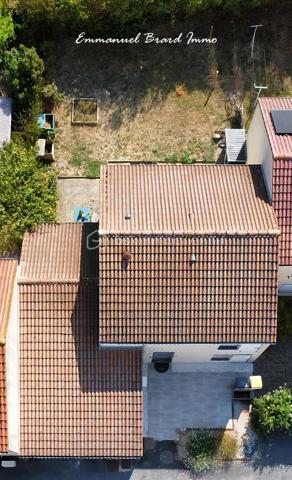 Située au fond d'une impasse, maison d’habitation mitoyenne avec jardin, à seulement 2 minutes des facultés de Poitiers, proche tous commerces et services, construite en 1984, offrant 85 m² de surface habitables, sur un terrain de 212 m², et un garage attenant.

Elle se compose de :

3 chambres, dont une située au rez-de-chaussée ;
une cuisine indépendante aménagée et équipée, récente, un salon lumineux, 2 salles d'eau, 2 WC indépendants, et un garage attenant.

Côté confort, la maison bénéficie d’un chauffage électrique, d’un ballon d’eau chaude de 200 litres récent et de menuiseries en PVC double vitrage, terrasse et jardin.

Plusieurs éléments ont été récemment rénovés ou remplacés : cuisine, porte d’entrée et porte de garage.

Une maison fonctionnelle et bien entretenue, idéale pour une famille, un premier achat, un investissement avec l’avantage d’une chambre en rez-de-chaussée, d’un garage attenant, et d'un jardin.