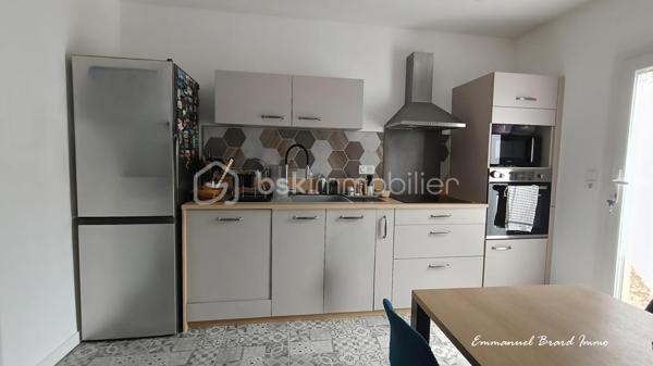 Située au fond d'une impasse, maison d’habitation mitoyenne avec jardin, à seulement 2 minutes des facultés de Poitiers, proche tous commerces et services, construite en 1984, offrant 85 m² de surface habitables, sur un terrain de 212 m², et un garage attenant.

Elle se compose de :

3 chambres, dont une située au rez-de-chaussée ;
une cuisine indépendante aménagée et équipée, récente, un salon lumineux, 2 salles d'eau, 2 WC indépendants, et un garage attenant.

Côté confort, la maison bénéficie d’un chauffage électrique, d’un ballon d’eau chaude de 200 litres récent et de menuiseries en PVC double vitrage, terrasse et jardin.

Plusieurs éléments ont été récemment rénovés ou remplacés : cuisine, porte d’entrée et porte de garage.

Une maison fonctionnelle et bien entretenue, idéale pour une famille, un premier achat, un investissement avec l’avantage d’une chambre en rez-de-chaussée, d’un garage attenant, et d'un jardin.