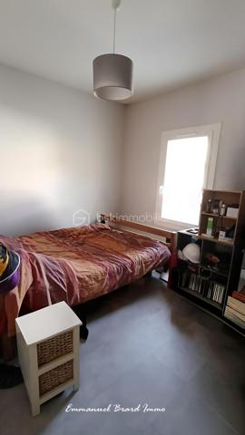 Située au fond d'une impasse, maison d’habitation mitoyenne avec jardin, à seulement 2 minutes des facultés de Poitiers, proche tous commerces et services, construite en 1984, offrant 85 m² de surface habitables, sur un terrain de 212 m², et un garage attenant.

Elle se compose de :

3 chambres, dont une située au rez-de-chaussée ;
une cuisine indépendante aménagée et équipée, récente, un salon lumineux, 2 salles d'eau, 2 WC indépendants, et un garage attenant.

Côté confort, la maison bénéficie d’un chauffage électrique, d’un ballon d’eau chaude de 200 litres récent et de menuiseries en PVC double vitrage, terrasse et jardin.

Plusieurs éléments ont été récemment rénovés ou remplacés : cuisine, porte d’entrée et porte de garage.

Une maison fonctionnelle et bien entretenue, idéale pour une famille, un premier achat, un investissement avec l’avantage d’une chambre en rez-de-chaussée, d’un garage attenant, et d'un jardin.