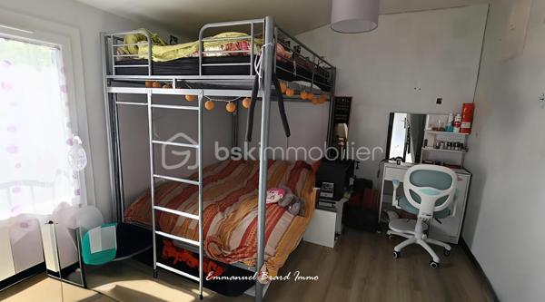 Située au fond d'une impasse, maison d’habitation mitoyenne avec jardin, à seulement 2 minutes des facultés de Poitiers, proche tous commerces et services, construite en 1984, offrant 85 m² de surface habitables, sur un terrain de 212 m², et un garage attenant.

Elle se compose de :

3 chambres, dont une située au rez-de-chaussée ;
une cuisine indépendante aménagée et équipée, récente, un salon lumineux, 2 salles d'eau, 2 WC indépendants, et un garage attenant.

Côté confort, la maison bénéficie d’un chauffage électrique, d’un ballon d’eau chaude de 200 litres récent et de menuiseries en PVC double vitrage, terrasse et jardin.

Plusieurs éléments ont été récemment rénovés ou remplacés : cuisine, porte d’entrée et porte de garage.

Une maison fonctionnelle et bien entretenue, idéale pour une famille, un premier achat, un investissement avec l’avantage d’une chambre en rez-de-chaussée, d’un garage attenant, et d'un jardin.