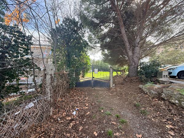 Terrain constructible de 716 m2 mais non viabilisé proche centre ville et commodité. Libre construction