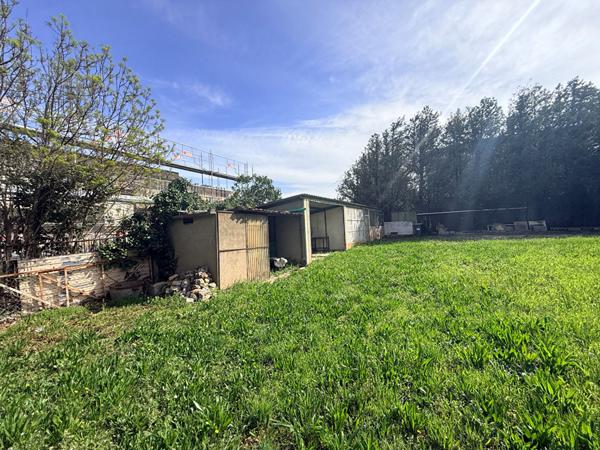 Terrain constructible de 716 m2 mais non viabilisé proche centre ville et commodité. Libre construction