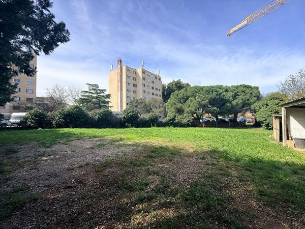 Terrain constructible de 716 m2 mais non viabilisé proche centre ville et commodité. Libre construction