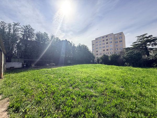 Terrain constructible de 716 m2 mais non viabilisé proche centre ville et commodité. Libre construction