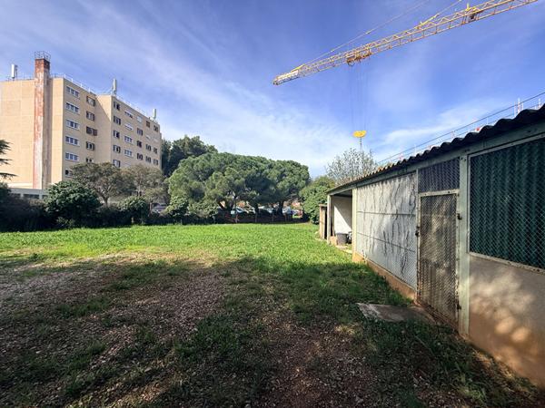 Terrain constructible de 716 m2 mais non viabilisé proche centre ville et commodité. Libre construction