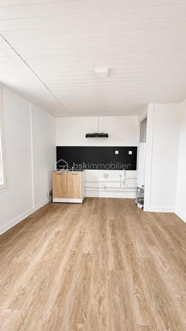 # Très bel appartement rénové avec climatisation – Fontaine Avenue du Vercors

Situé sur l'Avenue du Vercors à Fontaine, dans un environnement calme et recherché, découvrez ce très bel appartement entièrement rénové avec goût, offrant confort moderne et luminosité.

Au 2ème étage d'une copropriété bien entretenue, ce logement séduira immédiatement par ses volumes optimisés, sa décoration contemporaine et ses prestations de qualité.

Vous profiterez d'une agréable pièce de vie lumineuse, d'une chambre spacieuse,ainsi que d'une climatisation réversible assurant un confort optimal été comme hiver.

L'appartement a bénéficié d'une rénovation : sols modernes, peintures soignées, menuiseries de qualité et aménagements pensés pour le quotidien.

### Les points forts

✅ Appartement entièrement rénové
✅ Climatisation 
✅ Très lumineux
✅ Chambre avec potentiel travaux grand dressing 
✅ Quartier calme
✅ Proximité immédiate des commerces, transports et écoles
✅ Idéal résidence principale ou investissement locatif

L'emplacement est particulièrement apprécié grâce à sa proximité avec Grenoble, le tramway, les commerces de quartier et les principaux axes routiers.

Un bien clé en main, sans travaux à prévoir, à visiter rapidement.

Emplacement idéal

✅ Commerces de proximité à moins de 2 minutes à pied (boulangerie, épicerie, pharmacie, services)

✅ Arrêts de bus à environ 4 minutes à pied (Curie - Vercors) desservis par plusieurs lignes du réseau TAG

✅ Tram A accessible rapidement (stations Louis Maisonnat ou Les Fontainades - Le Vog selon votre position sur l'avenue) permettant de rejoindre Grenoble centre en quelques minutes

✅ Accès rapide à Grenoble, Presqu'île scientifique, CEA, STMicroelectronics et autoroute A480.