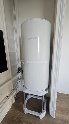# Très bel appartement rénové avec climatisation – Fontaine Avenue du Vercors

Situé sur l'Avenue du Vercors à Fontaine, dans un environnement calme et recherché, découvrez ce très bel appartement entièrement rénové avec goût, offrant confort moderne et luminosité.

Au 2ème étage d'une copropriété bien entretenue, ce logement séduira immédiatement par ses volumes optimisés, sa décoration contemporaine et ses prestations de qualité.

Vous profiterez d'une agréable pièce de vie lumineuse, d'une chambre spacieuse,ainsi que d'une climatisation réversible assurant un confort optimal été comme hiver.

L'appartement a bénéficié d'une rénovation : sols modernes, peintures soignées, menuiseries de qualité et aménagements pensés pour le quotidien.

### Les points forts

✅ Appartement entièrement rénové
✅ Climatisation 
✅ Très lumineux
✅ Chambre avec potentiel travaux grand dressing 
✅ Quartier calme
✅ Proximité immédiate des commerces, transports et écoles
✅ Idéal résidence principale ou investissement locatif

L'emplacement est particulièrement apprécié grâce à sa proximité avec Grenoble, le tramway, les commerces de quartier et les principaux axes routiers.

Un bien clé en main, sans travaux à prévoir, à visiter rapidement.

Emplacement idéal

✅ Commerces de proximité à moins de 2 minutes à pied (boulangerie, épicerie, pharmacie, services)

✅ Arrêts de bus à environ 4 minutes à pied (Curie - Vercors) desservis par plusieurs lignes du réseau TAG

✅ Tram A accessible rapidement (stations Louis Maisonnat ou Les Fontainades - Le Vog selon votre position sur l'avenue) permettant de rejoindre Grenoble centre en quelques minutes

✅ Accès rapide à Grenoble, Presqu'île scientifique, CEA, STMicroelectronics et autoroute A480.