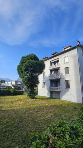 # Très bel appartement rénové avec climatisation – Fontaine Avenue du Vercors

Situé sur l'Avenue du Vercors à Fontaine, dans un environnement calme et recherché, découvrez ce très bel appartement entièrement rénové avec goût, offrant confort moderne et luminosité.

Au 2ème étage d'une copropriété bien entretenue, ce logement séduira immédiatement par ses volumes optimisés, sa décoration contemporaine et ses prestations de qualité.

Vous profiterez d'une agréable pièce de vie lumineuse, d'une chambre spacieuse,ainsi que d'une climatisation réversible assurant un confort optimal été comme hiver.

L'appartement a bénéficié d'une rénovation : sols modernes, peintures soignées, menuiseries de qualité et aménagements pensés pour le quotidien.

### Les points forts

✅ Appartement entièrement rénové
✅ Climatisation 
✅ Très lumineux
✅ Chambre avec potentiel travaux grand dressing 
✅ Quartier calme
✅ Proximité immédiate des commerces, transports et écoles
✅ Idéal résidence principale ou investissement locatif

L'emplacement est particulièrement apprécié grâce à sa proximité avec Grenoble, le tramway, les commerces de quartier et les principaux axes routiers.

Un bien clé en main, sans travaux à prévoir, à visiter rapidement.

Emplacement idéal

✅ Commerces de proximité à moins de 2 minutes à pied (boulangerie, épicerie, pharmacie, services)

✅ Arrêts de bus à environ 4 minutes à pied (Curie - Vercors) desservis par plusieurs lignes du réseau TAG

✅ Tram A accessible rapidement (stations Louis Maisonnat ou Les Fontainades - Le Vog selon votre position sur l'avenue) permettant de rejoindre Grenoble centre en quelques minutes

✅ Accès rapide à Grenoble, Presqu'île scientifique, CEA, STMicroelectronics et autoroute A480.