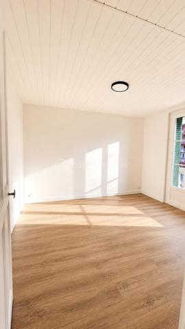 # Très bel appartement rénové avec climatisation – Fontaine Avenue du Vercors

Situé sur l'Avenue du Vercors à Fontaine, dans un environnement calme et recherché, découvrez ce très bel appartement entièrement rénové avec goût, offrant confort moderne et luminosité.

Au 2ème étage d'une copropriété bien entretenue, ce logement séduira immédiatement par ses volumes optimisés, sa décoration contemporaine et ses prestations de qualité.

Vous profiterez d'une agréable pièce de vie lumineuse, d'une chambre spacieuse,ainsi que d'une climatisation réversible assurant un confort optimal été comme hiver.

L'appartement a bénéficié d'une rénovation : sols modernes, peintures soignées, menuiseries de qualité et aménagements pensés pour le quotidien.

### Les points forts

✅ Appartement entièrement rénové
✅ Climatisation 
✅ Très lumineux
✅ Chambre avec potentiel travaux grand dressing 
✅ Quartier calme
✅ Proximité immédiate des commerces, transports et écoles
✅ Idéal résidence principale ou investissement locatif

L'emplacement est particulièrement apprécié grâce à sa proximité avec Grenoble, le tramway, les commerces de quartier et les principaux axes routiers.

Un bien clé en main, sans travaux à prévoir, à visiter rapidement.

Emplacement idéal

✅ Commerces de proximité à moins de 2 minutes à pied (boulangerie, épicerie, pharmacie, services)

✅ Arrêts de bus à environ 4 minutes à pied (Curie - Vercors) desservis par plusieurs lignes du réseau TAG

✅ Tram A accessible rapidement (stations Louis Maisonnat ou Les Fontainades - Le Vog selon votre position sur l'avenue) permettant de rejoindre Grenoble centre en quelques minutes

✅ Accès rapide à Grenoble, Presqu'île scientifique, CEA, STMicroelectronics et autoroute A480.