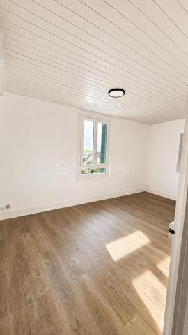 # Très bel appartement rénové avec climatisation – Fontaine Avenue du Vercors

Situé sur l'Avenue du Vercors à Fontaine, dans un environnement calme et recherché, découvrez ce très bel appartement entièrement rénové avec goût, offrant confort moderne et luminosité.

Au 2ème étage d'une copropriété bien entretenue, ce logement séduira immédiatement par ses volumes optimisés, sa décoration contemporaine et ses prestations de qualité.

Vous profiterez d'une agréable pièce de vie lumineuse, d'une chambre spacieuse,ainsi que d'une climatisation réversible assurant un confort optimal été comme hiver.

L'appartement a bénéficié d'une rénovation : sols modernes, peintures soignées, menuiseries de qualité et aménagements pensés pour le quotidien.

### Les points forts

✅ Appartement entièrement rénové
✅ Climatisation 
✅ Très lumineux
✅ Chambre avec potentiel travaux grand dressing 
✅ Quartier calme
✅ Proximité immédiate des commerces, transports et écoles
✅ Idéal résidence principale ou investissement locatif

L'emplacement est particulièrement apprécié grâce à sa proximité avec Grenoble, le tramway, les commerces de quartier et les principaux axes routiers.

Un bien clé en main, sans travaux à prévoir, à visiter rapidement.

Emplacement idéal

✅ Commerces de proximité à moins de 2 minutes à pied (boulangerie, épicerie, pharmacie, services)

✅ Arrêts de bus à environ 4 minutes à pied (Curie - Vercors) desservis par plusieurs lignes du réseau TAG

✅ Tram A accessible rapidement (stations Louis Maisonnat ou Les Fontainades - Le Vog selon votre position sur l'avenue) permettant de rejoindre Grenoble centre en quelques minutes

✅ Accès rapide à Grenoble, Presqu'île scientifique, CEA, STMicroelectronics et autoroute A480.