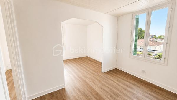 # Très bel appartement rénové avec climatisation – Fontaine Avenue du Vercors

Situé sur l'Avenue du Vercors à Fontaine, dans un environnement calme et recherché, découvrez ce très bel appartement entièrement rénové avec goût, offrant confort moderne et luminosité.

Au 2ème étage d'une copropriété bien entretenue, ce logement séduira immédiatement par ses volumes optimisés, sa décoration contemporaine et ses prestations de qualité.

Vous profiterez d'une agréable pièce de vie lumineuse, d'une chambre spacieuse,ainsi que d'une climatisation réversible assurant un confort optimal été comme hiver.

L'appartement a bénéficié d'une rénovation : sols modernes, peintures soignées, menuiseries de qualité et aménagements pensés pour le quotidien.

### Les points forts

✅ Appartement entièrement rénové
✅ Climatisation 
✅ Très lumineux
✅ Chambre avec potentiel travaux grand dressing 
✅ Quartier calme
✅ Proximité immédiate des commerces, transports et écoles
✅ Idéal résidence principale ou investissement locatif

L'emplacement est particulièrement apprécié grâce à sa proximité avec Grenoble, le tramway, les commerces de quartier et les principaux axes routiers.

Un bien clé en main, sans travaux à prévoir, à visiter rapidement.

Emplacement idéal

✅ Commerces de proximité à moins de 2 minutes à pied (boulangerie, épicerie, pharmacie, services)

✅ Arrêts de bus à environ 4 minutes à pied (Curie - Vercors) desservis par plusieurs lignes du réseau TAG

✅ Tram A accessible rapidement (stations Louis Maisonnat ou Les Fontainades - Le Vog selon votre position sur l'avenue) permettant de rejoindre Grenoble centre en quelques minutes

✅ Accès rapide à Grenoble, Presqu'île scientifique, CEA, STMicroelectronics et autoroute A480.