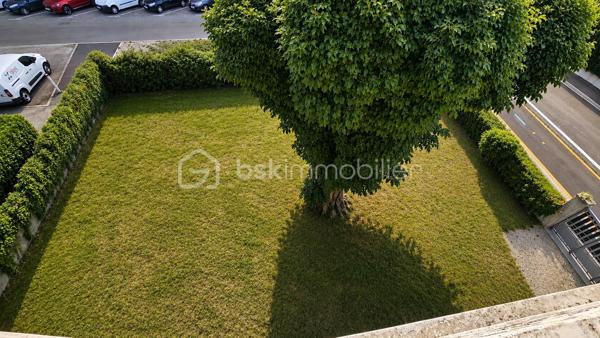 # Très bel appartement rénové avec climatisation – Fontaine Avenue du Vercors

Situé sur l'Avenue du Vercors à Fontaine, dans un environnement calme et recherché, découvrez ce très bel appartement entièrement rénové avec goût, offrant confort moderne et luminosité.

Au 2ème étage d'une copropriété bien entretenue, ce logement séduira immédiatement par ses volumes optimisés, sa décoration contemporaine et ses prestations de qualité.

Vous profiterez d'une agréable pièce de vie lumineuse, d'une chambre spacieuse,ainsi que d'une climatisation réversible assurant un confort optimal été comme hiver.

L'appartement a bénéficié d'une rénovation : sols modernes, peintures soignées, menuiseries de qualité et aménagements pensés pour le quotidien.

### Les points forts

✅ Appartement entièrement rénové
✅ Climatisation 
✅ Très lumineux
✅ Chambre avec potentiel travaux grand dressing 
✅ Quartier calme
✅ Proximité immédiate des commerces, transports et écoles
✅ Idéal résidence principale ou investissement locatif

L'emplacement est particulièrement apprécié grâce à sa proximité avec Grenoble, le tramway, les commerces de quartier et les principaux axes routiers.

Un bien clé en main, sans travaux à prévoir, à visiter rapidement.

Emplacement idéal

✅ Commerces de proximité à moins de 2 minutes à pied (boulangerie, épicerie, pharmacie, services)

✅ Arrêts de bus à environ 4 minutes à pied (Curie - Vercors) desservis par plusieurs lignes du réseau TAG

✅ Tram A accessible rapidement (stations Louis Maisonnat ou Les Fontainades - Le Vog selon votre position sur l'avenue) permettant de rejoindre Grenoble centre en quelques minutes

✅ Accès rapide à Grenoble, Presqu'île scientifique, CEA, STMicroelectronics et autoroute A480.