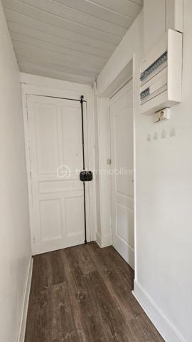 # Très bel appartement rénové avec climatisation – Fontaine Avenue du Vercors

Situé sur l'Avenue du Vercors à Fontaine, dans un environnement calme et recherché, découvrez ce très bel appartement entièrement rénové avec goût, offrant confort moderne et luminosité.

Au 2ème étage d'une copropriété bien entretenue, ce logement séduira immédiatement par ses volumes optimisés, sa décoration contemporaine et ses prestations de qualité.

Vous profiterez d'une agréable pièce de vie lumineuse, d'une chambre spacieuse,ainsi que d'une climatisation réversible assurant un confort optimal été comme hiver.

L'appartement a bénéficié d'une rénovation : sols modernes, peintures soignées, menuiseries de qualité et aménagements pensés pour le quotidien.

### Les points forts

✅ Appartement entièrement rénové
✅ Climatisation 
✅ Très lumineux
✅ Chambre avec potentiel travaux grand dressing 
✅ Quartier calme
✅ Proximité immédiate des commerces, transports et écoles
✅ Idéal résidence principale ou investissement locatif

L'emplacement est particulièrement apprécié grâce à sa proximité avec Grenoble, le tramway, les commerces de quartier et les principaux axes routiers.

Un bien clé en main, sans travaux à prévoir, à visiter rapidement.

Emplacement idéal

✅ Commerces de proximité à moins de 2 minutes à pied (boulangerie, épicerie, pharmacie, services)

✅ Arrêts de bus à environ 4 minutes à pied (Curie - Vercors) desservis par plusieurs lignes du réseau TAG

✅ Tram A accessible rapidement (stations Louis Maisonnat ou Les Fontainades - Le Vog selon votre position sur l'avenue) permettant de rejoindre Grenoble centre en quelques minutes

✅ Accès rapide à Grenoble, Presqu'île scientifique, CEA, STMicroelectronics et autoroute A480.