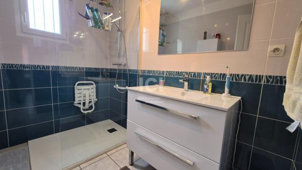 À Vendre - Plain-pied au calme, prolongé par une véranda toute saison