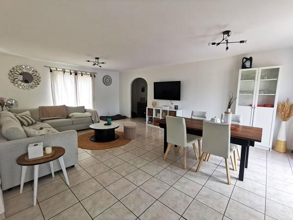 À Vendre - Plain-pied au calme, prolongé par une véranda toute saison