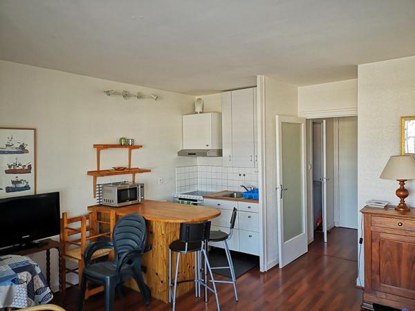 LE POULIGUEN - FACE PORT - COMMERCES et PLAGE à proximité ! (2 personnes)