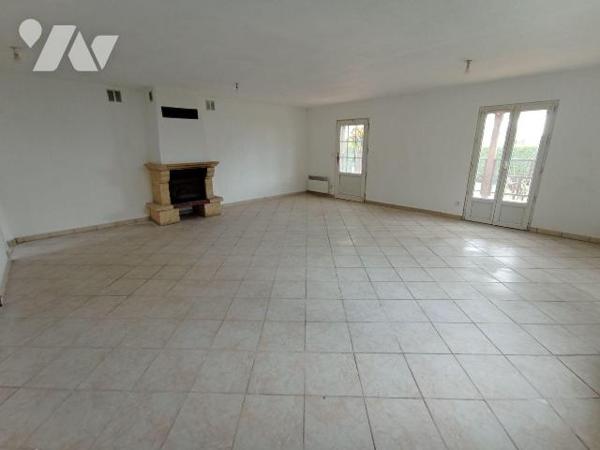 Centre ville de Saint Georges des Groseillers, une maison d'habitation de plain-pied et de six ...