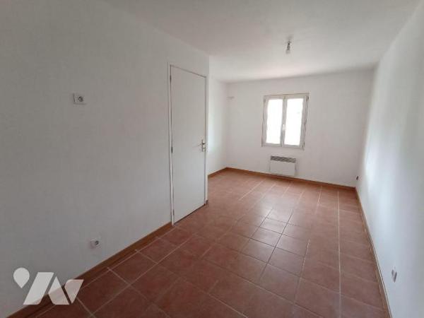 Centre ville de Saint Georges des Groseillers, une maison d'habitation de plain-pied et de six ...