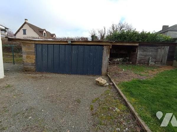 Centre ville de Saint Georges des Groseillers, une maison d'habitation de plain-pied et de six ...