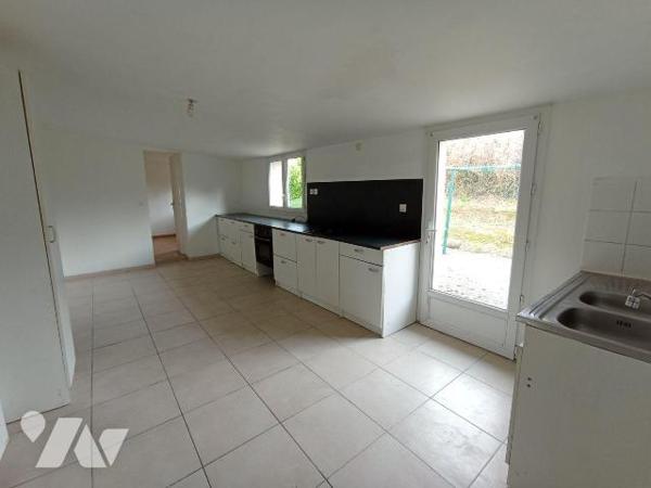 Centre ville de Saint Georges des Groseillers, une maison d'habitation de plain-pied et de six ...