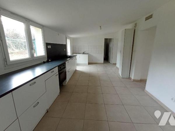 Centre ville de Saint Georges des Groseillers, une maison d'habitation de plain-pied et de six ...