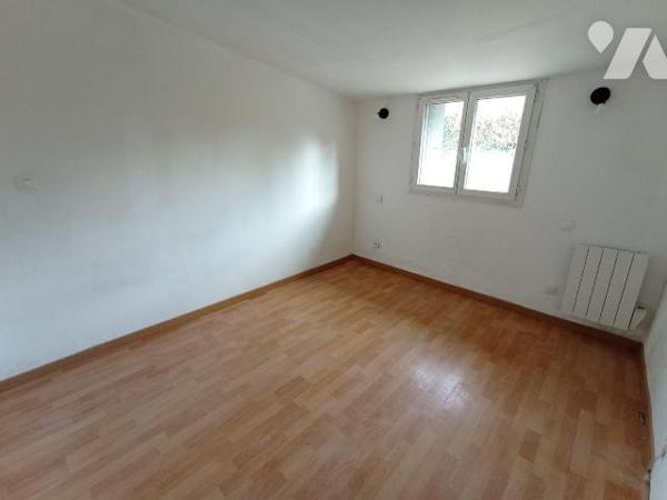 Centre ville de Saint Georges des Groseillers, une maison d'habitation de plain-pied et de six ...