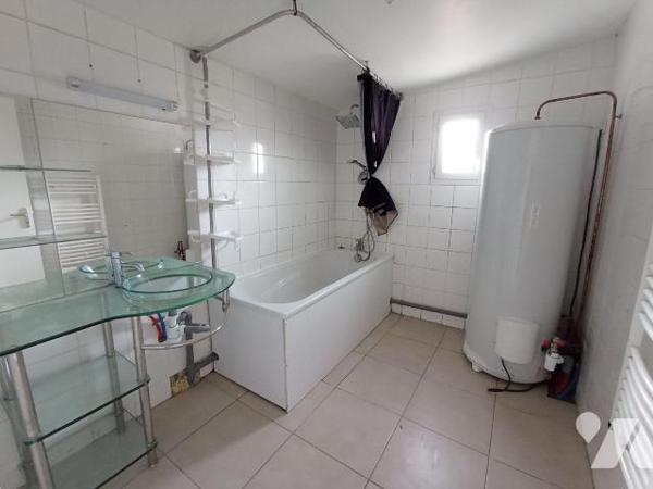 Centre ville de Saint Georges des Groseillers, une maison d'habitation de plain-pied et de six ...