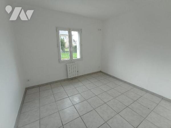 Centre ville de Saint Georges des Groseillers, une maison d'habitation de plain-pied et de six ...