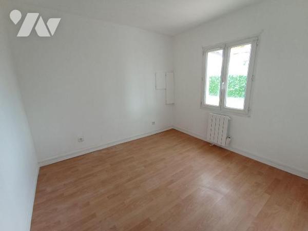 Centre ville de Saint Georges des Groseillers, une maison d'habitation de plain-pied et de six ...