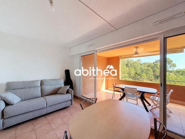 Appartement avec loggia et vue mer