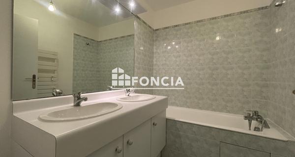 Location Appartement 3 pièces 68.3 m² - Paris 75010