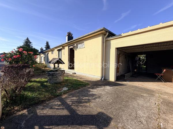 Maison de plain-pied avec jardin et potentiel !

Découvrez cette maison à rénover d’environ 81 m² sur 440 m2 de terrain , idéalement située à proximité des commerces, écoles et transports.

Elle se compose d’une entrée, d’une cuisine aménagée, d’un salon-séjour donnant sur une véranda de 11 m² et le jardin, ainsi que de 3 chambres, une salle d’eau et WC séparés.

Un garage et une dépendance complètent le bien, avec la possibilité d’aménager cette dernière selon vos besoins.

Des travaux sont à prévoir, mais le potentiel est là pour créer une maison à votre goût.

Écoles et collège à 5 min à pied, Fil Bleu à 2 min, commerces à proximité et tram à environ 15 min.

Un bien intéressant pour un premier achat, une famille ou un projet de rénovation.

Appelez-moi pour en parler et organiser une visite !